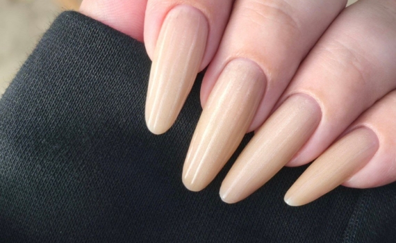 Не нюд и не бежевый: маникюр, который подходит ко всему — даже к леопардовому платью Не нюд и не бежевый: маникюр, который подходит ко всему — даже к леопардовому платью