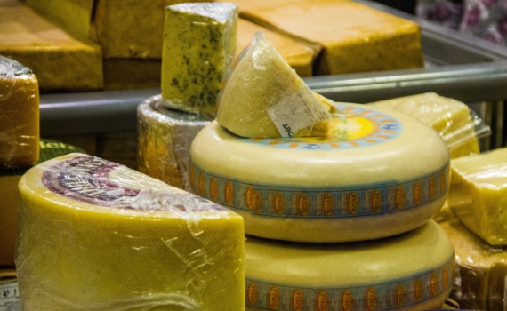 Полиэтилен уничтожит ваш дорогой пармезан: магазинная упаковка губит сыр за 48 часов — как хранить правильно Полиэтилен уничтожит ваш дорогой пармезан: магазинная упаковка губит сыр за 48 часов — как хранить правильно