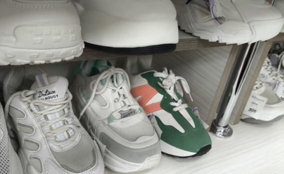 Кроссовки снова как из коробки: один трюк убирает желтизну за секунды — всего три капли Кроссовки снова как из коробки: один трюк убирает желтизну за секунды — всего три капли