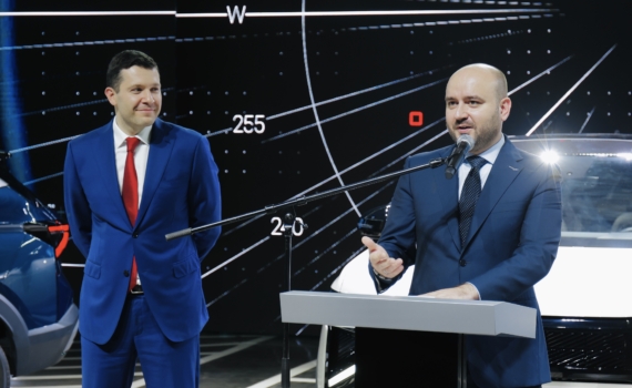 Антон Алиханов и Вячеслав Федорищев дали старт производству LADA Azimut Антон Алиханов и Вячеслав Федорищев дали старт производству LADA Azimut
